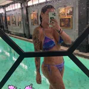 Mais aussi à la piscine, très à l'aise dans un maillot de bain deux pièces.
Sarah Fraisou se dévoile très amincie sur ses réseaux sociaux. Snapchat