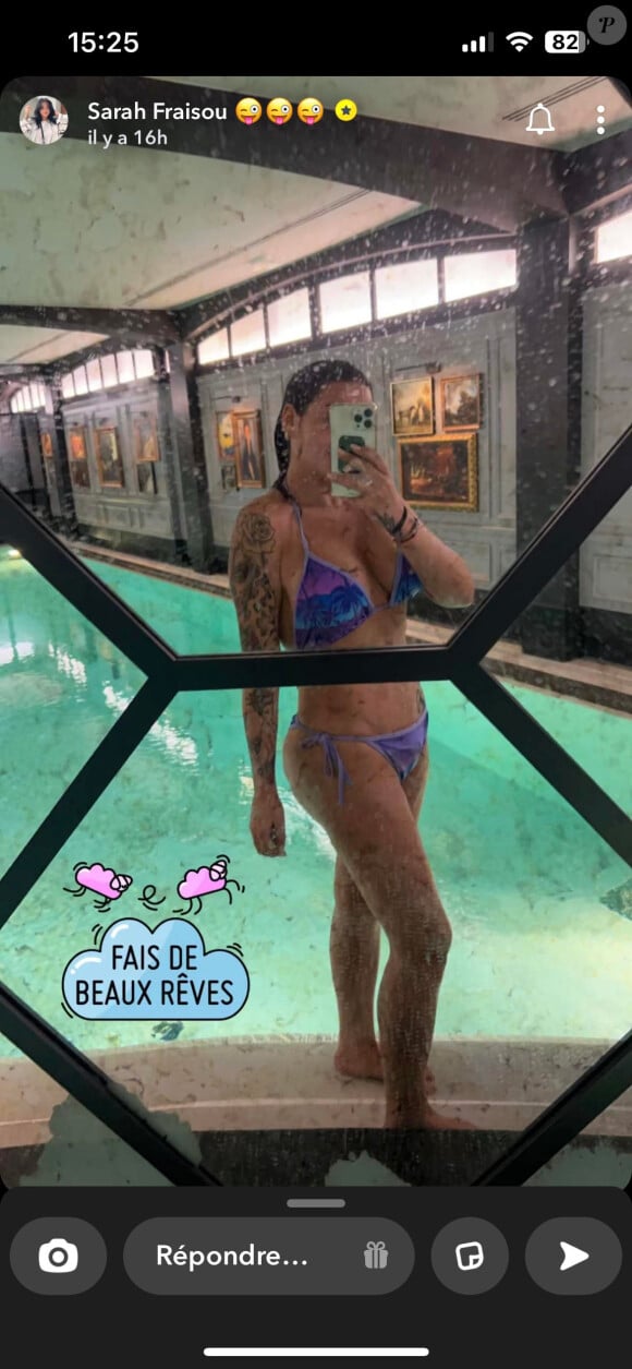 Mais aussi à la piscine, très à l'aise dans un maillot de bain deux pièces.
Sarah Fraisou se dévoile très amincie sur ses réseaux sociaux. Snapchat