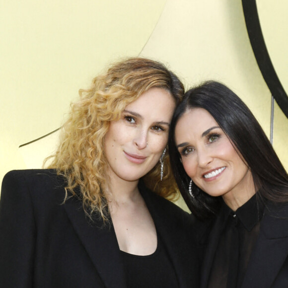 Ainsi que sa célèbre maman qui lui a tenu les mains 
Rumer Willis (enceinte) et sa mère Demi Moore - People au défilé de mode automne-hiver 2023/2024 "The Versace" au Pacific Design Center à Los Angeles. Le 9 mars 2023