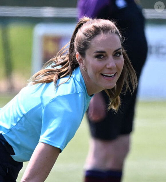 La princesse était venue discuter avec les joueurs de l'enfance dans le cadre de sa fondation Shaping Us. 
Catherine Kate Middleton, princesse de Galles, participe à des exercices de rugby lors d'une visite au Maidenhead Rugby Club, dans le Berkshire, le 7 juin 2023.