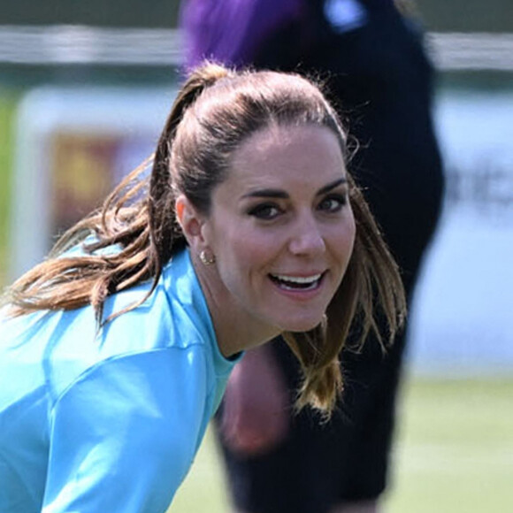 La princesse était venue discuter avec les joueurs de l'enfance dans le cadre de sa fondation Shaping Us. 
Catherine Kate Middleton, princesse de Galles, participe à des exercices de rugby lors d'une visite au Maidenhead Rugby Club, dans le Berkshire, le 7 juin 2023.