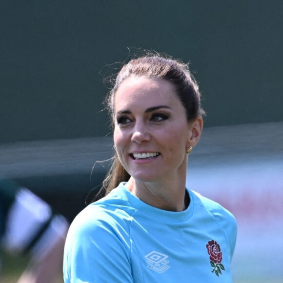 Catherine Kate Middleton, princesse de Galles, participe à des exercices de rugby lors d'une visite au Maidenhead Rugby Club, dans le Berkshire, le 7 juin 2023.