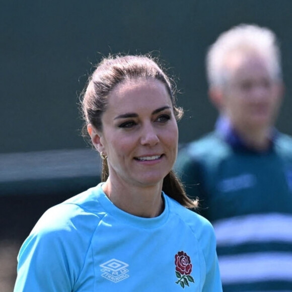 Catherine Kate Middleton, princesse de Galles, participe à des exercices de rugby lors d'une visite au Maidenhead Rugby Club, dans le Berkshire, le 7 juin 2023.