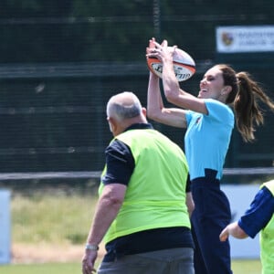 Catherine Kate Middleton, princesse de Galles, participe à des exercices de rugby lors d'une visite au Maidenhead Rugby Club, dans le Berkshire le 7 juin 2023. 