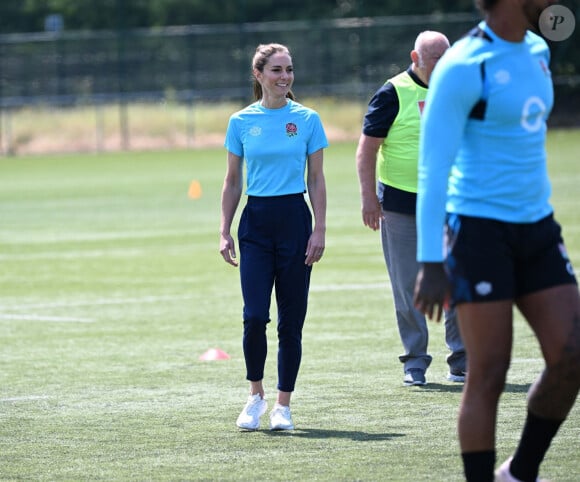 Catherine Kate Middleton, princesse de Galles, participe à des exercices de rugby lors d'une visite au Maidenhead Rugby Club, dans le Berkshire, le 7 juin 2023.