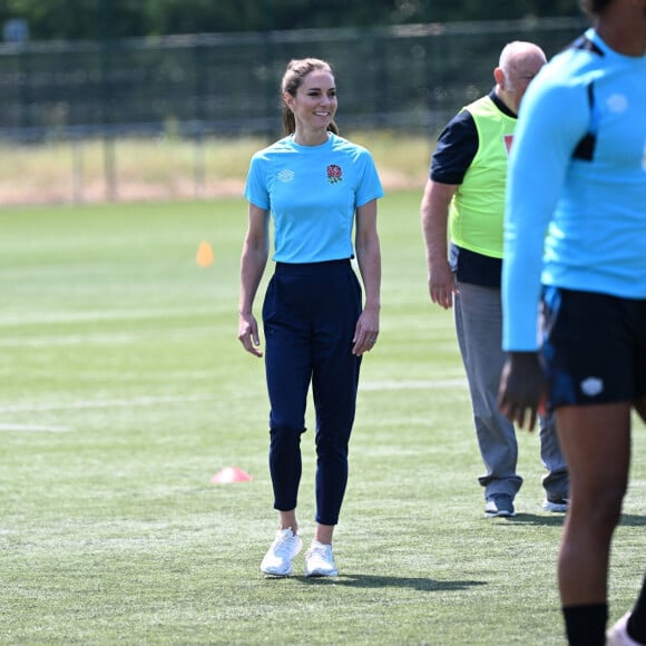 Catherine Kate Middleton, princesse de Galles, participe à des exercices de rugby lors d'une visite au Maidenhead Rugby Club, dans le Berkshire, le 7 juin 2023.