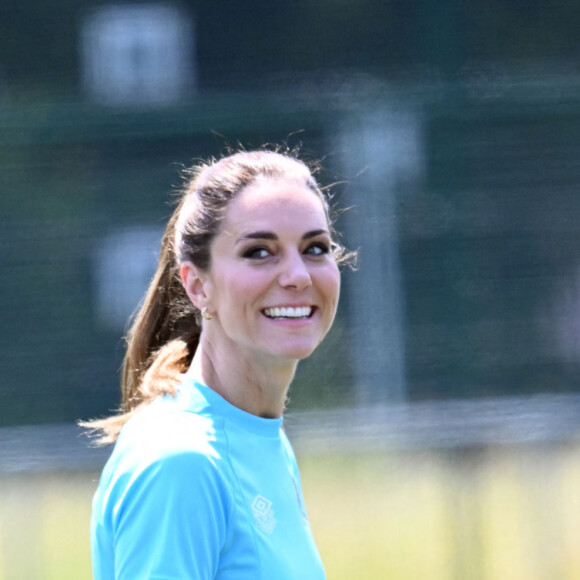 Catherine Kate Middleton, princesse de Galles, participe à des exercices de rugby lors d'une visite au Maidenhead Rugby Club, dans le Berkshire le 7 juin 2023. 