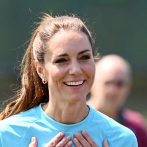 Naturelle, elle a impressionné par sa forme physique. 
Catherine Kate Middleton, princesse de Galles, participe à des exercices de rugby lors d'une visite au Maidenhead Rugby Club, dans le Berkshire le 7 juin 2023. 
