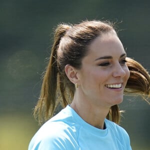 Catherine Kate Middleton, princesse de Galles, participe à des exercices de rugby lors d'une visite au Maidenhead Rugby Club, dans le Berkshire le 7 juin 2023. 