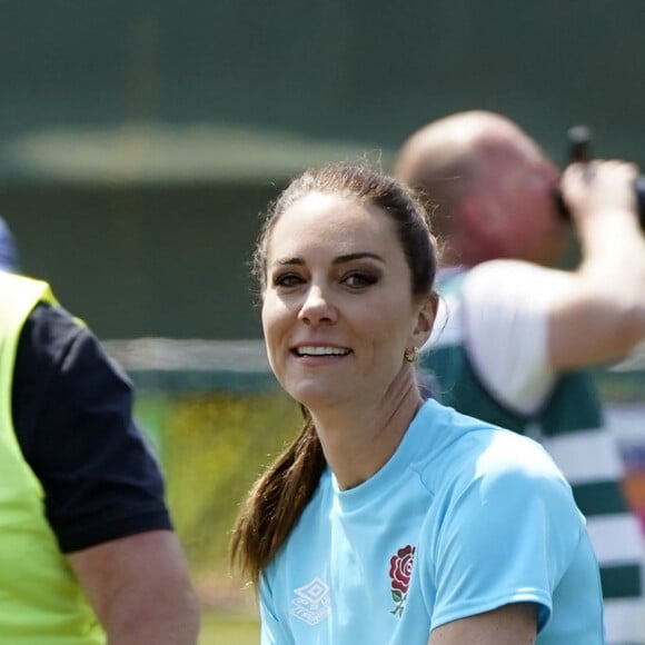 Catherine Kate Middleton, princesse de Galles, participe à des exercices de rugby lors d'une visite au Maidenhead Rugby Club, dans le Berkshire le 7 juin 2023. 