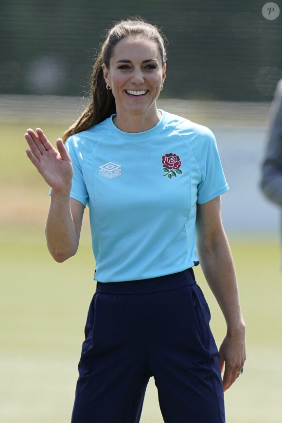 Catherine Kate Middleton, princesse de Galles, participe à des exercices de rugby lors d'une visite au Maidenhead Rugby Club, dans le Berkshire le 7 juin 2023. 