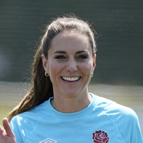 Catherine Kate Middleton, princesse de Galles, participe à des exercices de rugby lors d'une visite au Maidenhead Rugby Club, dans le Berkshire le 7 juin 2023. 