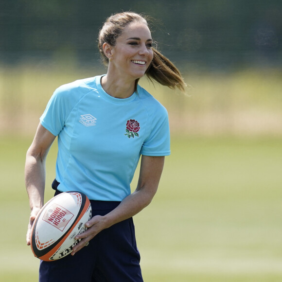 Catherine Kate Middleton, princesse de Galles, participe à des exercices de rugby lors d'une visite au Maidenhead Rugby Club, dans le Berkshire le 7 juin 2023. 