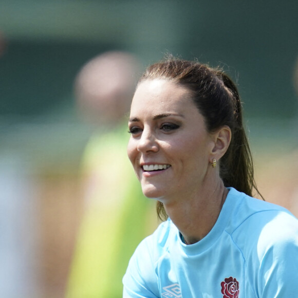 Catherine Kate Middleton, princesse de Galles, participe à des exercices de rugby lors d'une visite au Maidenhead Rugby Club, dans le Berkshire le 7 juin 2023. 