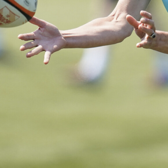 Catherine Kate Middleton, princesse de Galles, participe à des exercices de rugby lors d'une visite au Maidenhead Rugby Club, dans le Berkshire le 7 juin 2023. 