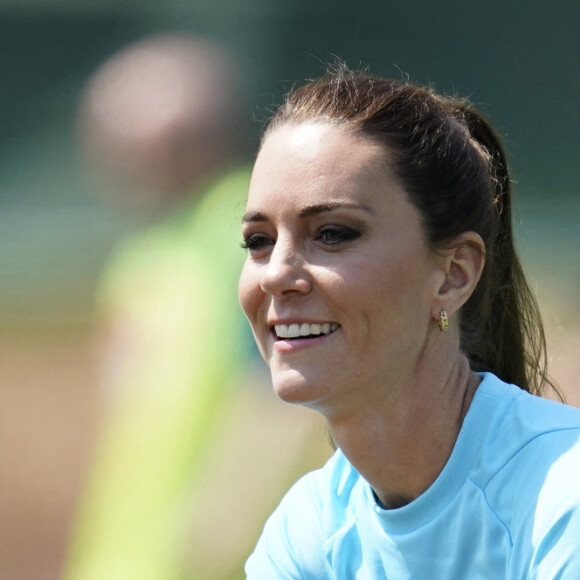 Catherine Kate Middleton, princesse de Galles, participe à des exercices de rugby lors d'une visite au Maidenhead Rugby Club, dans le Berkshire le 7 juin 2023. 