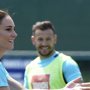 Catherine Kate Middleton, princesse de Galles, participe à des exercices de rugby lors d'une visite au Maidenhead Rugby Club, dans le Berkshire le 7 juin 2023. 