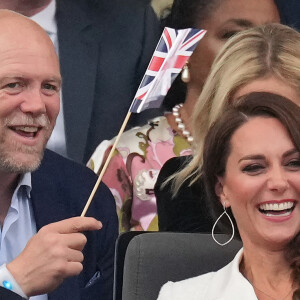 Elle est d'ailleurs très proche d'un ancien joueur de rugby : Mike Tindall est marié avec Zara, la cousine de William.
Mike Tindall, Kate Catherine Middleton, duchesse de Cambridge - La famille royale d'Angleterre au concert du jubilé de platine de la reine d'Angleterre au palais de Buckingham à Londres. Le 4 juin 2022