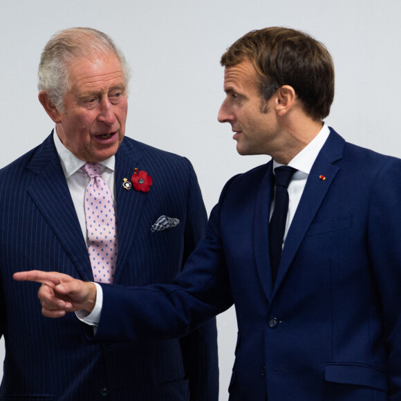 Pour rappel, son voyage dans l'Hexagone devait initialement se tenir du 26-29 mars dernier.
Le prince Charles, prince de Galles et le président Emmanuel Macron lors de la réunion à propos du Greenwall (Grande muraille verte), une initiative de l'Union africaine pour lutter contre les effets du changement climatique et de la désertification en Afrique en marge de la COP26 le 1er novembre 2021. © Raphael Lafargue / Pool / Bestimage 