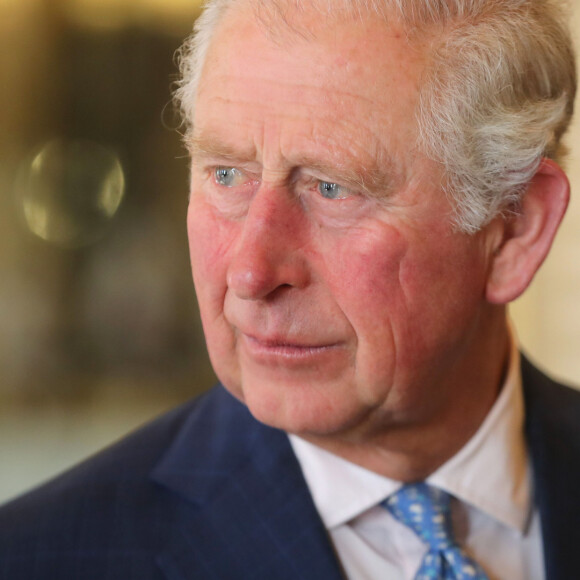 Une information déjà avancée par le journaliste Bertrand Meyer-Stabley en avril dernier.
Le prince Charles lors de la remise du "Elizabeth Prize for Engineering" au palais Buckingham à Londres. Le 3 décembre 2019 