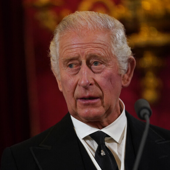 En bon vivant qu'il est, Charles III avait hâte de déguster le menu concocté par Anne-Sophie Pic et Yannick Alléno qui devait se tenir dans la galerie des glaces du château de Versailles lundi 27 mars. Au menu : une entrée autour de l'asperge, un plat autour de la volaille de Bresse avec sa sauce maïs et truffes, une assiette de fromages dont un comté de 30 mois dont Charles raffole et une tarte tatin de Pierre Hermé.
Le roi Charles III d'Angleterre - Personnalités lors de la cérémonie du Conseil d'Accession au palais Saint-James à Londres, pour la proclamation du roi Charles III d'Angleterre. Le 10 septembre 2022 