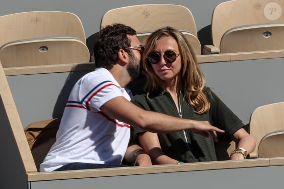 Amélie Etasse et son compagnon Clement Sejourné dans les tribunes lors des internationaux de tennis de Roland Garros à Paris, France, le 1er juin 2019. © Jacovides-Moreau/Bestimage