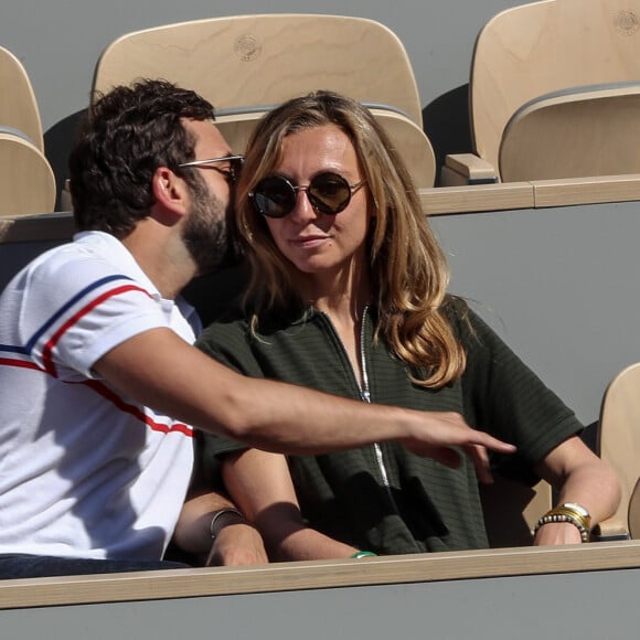 Amélie Etasse et son compagnon Clement Sejourné dans les tribunes lors des internationaux de tennis de Roland Garros à Paris, France, le 1er juin 2019. © Jacovides-Moreau/Bestimage