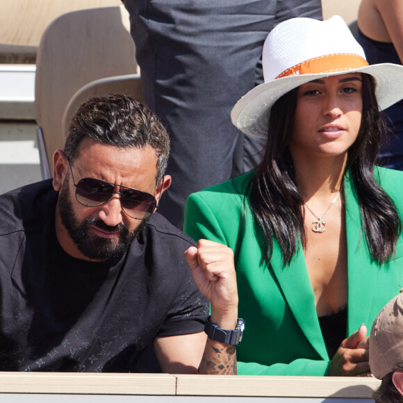 Cyril Hanouna et la joueuse de tennis française Lola Marandel, une amie que Stan Wawrinka lui a présentée, en tribunes lors des Internationaux de France de tennis de Roland Garros 2023 à Paris, France, le 31 mai 2023. © Jacovides-Moreau/Bestimage