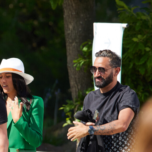 Cyril Hanouna et la joueuse de tennis française Lola Marandel, que l'on vient de lui présenter, avec Raymond Aabou (chroniqueur TPMP et livreur) et Loic ami de Cyril lors des Internationaux de France de tennis de Roland Garros 2023 à Paris, France, le 31 mai 2023. © Jacovides-Moreau/Bestimage 