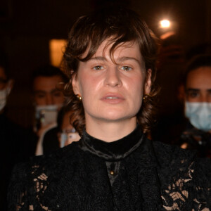 Chris (Christine and the Queens) - Arrivées au défilé de mode prêt-à-porter printemps-été 2021 "Balmain" à l'Institut National des Jeunes Sourds à Paris. Le 30 septembre 2020 © Veeren Ramsamy-Christophe Clovis / Bestimage