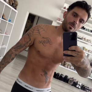 Le résultat est incroyable !
Julien Tanti dévoile l'extraordinaire avant/après de sa liposuccion sur Snapchat.