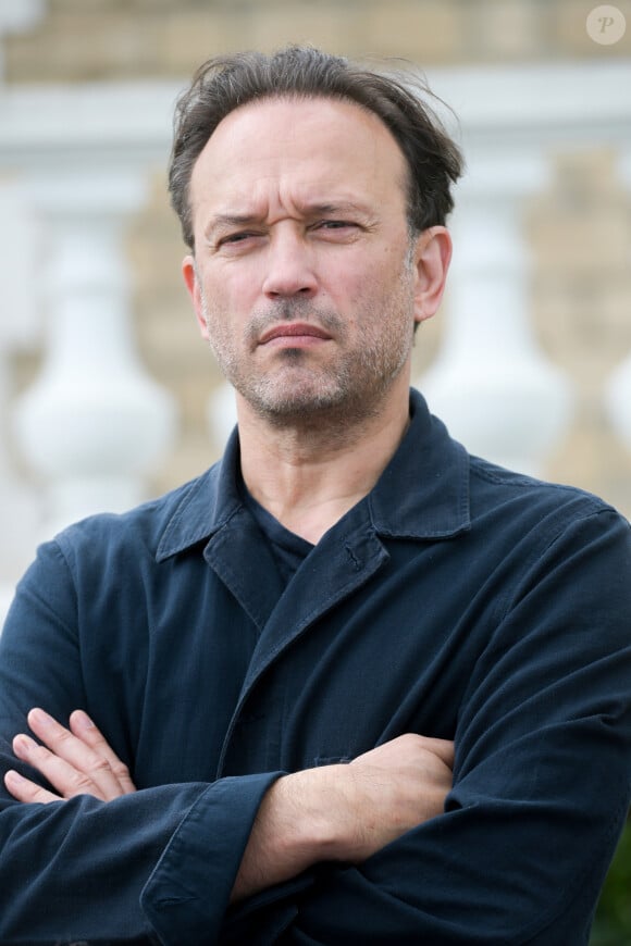 Vincent Perez - Inauguration d'un banc en hommage à A. Varda et J. Demy sur le Méridien de l'Amour, le long de la promenade Marcel Proust à Cabourg lors du 33ème Festival du Film Romantique de Cabourg, le 15 juin 2019. © Giancarlo Gorassini/Bestimage