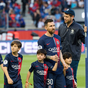 Lionel Leo Messi avec ses trois fils Thiago (10 ans), Mateo (7 ans) et Ciro (4 ans) lors de la cérémonie de remise du trophée de champion de France au Paris Saint-Saint-Germain (PSG) après le match de football Ligue 1 Uber Eats opposant le Paris Saint-Germain (PSG) au Clermont Foot 63 au Parc des Princes à Paris, France, le 3 juin 2023. Clermont a gagné 3-2. © Cyril Moreau/Bestimage