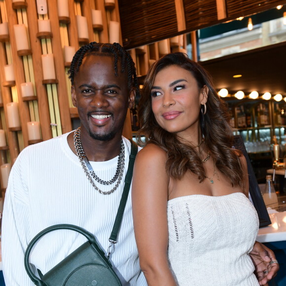 En effet, la belle Léa Djadja avait opté pour un top en bustier blanc, mettant en avant sa magnifique couleur de peau et ses cheveux bouclés. 
Exclusif - Black M et sa femme Léa Djadja - Inauguration du restaurant du rappeur Black M, le "Merci Charles !" au 35 Bd Berthier 750017 à Paris le 8 juin 2023. © Rachid Bellak/Bestimage 