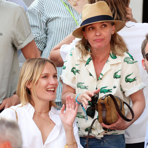 Ils ont eu un petit garçon prénommé Jazz
Ana Girardot, Anne Marivin en tribunes lors des Internationaux de France de tennis de Roland Garros 2023, à Paris, France, le 9 juin 2023. © Jacovides-Moreau/Bestimage 