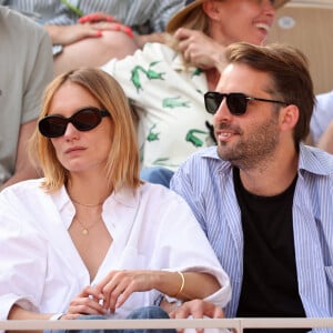 Ana Girardot et Oscar Louveau se sont mariés deux fois
Ana Girardot et son mari Oscar Louveau en tribunes lors des Internationaux de France de tennis de Roland Garros 2023, à Paris, France, le 9 juin 2023. © Jacovides-Moreau/Bestimage 