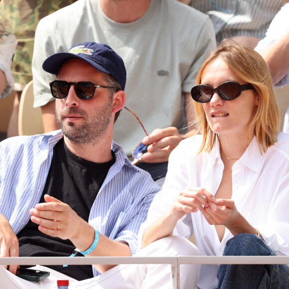 Le couple a assité au match de Novak Djokovic contre Carlos Alcaraz
Ana Girardot et son mari Oscar Louveau en tribunes lors des Internationaux de France de tennis de Roland Garros 2023, à Paris, France © Jacovides-Moreau/Bestimage 