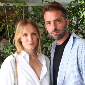 Ils ont divorcé dans le passé avant de se marier une seconde fois
Exclusif - Ana Girardot et son mari Oscar Louveau - Célébrités aux Internationaux de France de Tennis de Roland Garros 2023 - Jour 13 à Paris le 09 Juin 2023. © Bertrand Rindoff / Bestimage 