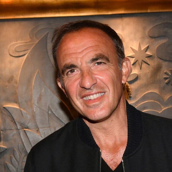 Exclusif - Nikos Aliagas - Générale du chanteur Amir Haddad, seul-en-scène dans la pièce "Sélectionné" mise en scène par S. Suissa au théâtre Edouard VII à Paris le 28 mars 2022. © Veeren/Bestimage Sélectionné, texte de M. Elya, raconte l'incroyable histoire du nageur Alfred Nakache, dont une piscine parisienne porte le nom dans le XXème arrondissement. Cet athlète a été plusieurs fois champion de France avant et après sa déportation à Auschwitz car de confession juive. © Veeren/Bestimage