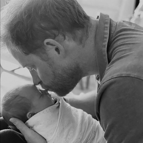 Le prince Harry a demandé à son père de choisir un cadeau "moin extravagant" pour Lilibet.
Le prince Harry, duc de Sussex et Meghan Markle, duchesse de Sussex, avec leurs enfants Archie et Lilibet. 