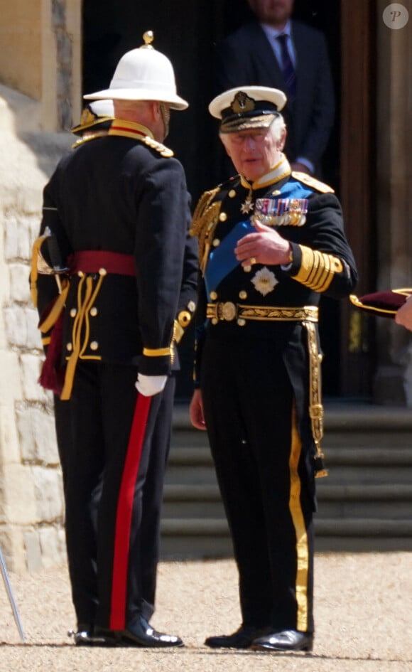 Le roi Charles III d'Angleterre, décore des membres de la Royal Navy avec l'Ordre victorien royal, dans le quadrilatère du château de Windsor, Royaume Uni, le 30 mai 2023, pour leur rôle dans le cortège funéraire de la reine Elizabeth II. 