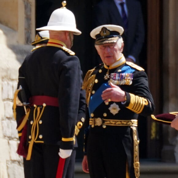 Le roi Charles III d'Angleterre, décore des membres de la Royal Navy avec l'Ordre victorien royal, dans le quadrilatère du château de Windsor, Royaume Uni, le 30 mai 2023, pour leur rôle dans le cortège funéraire de la reine Elizabeth II. 