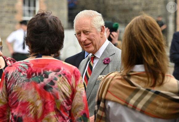 Le roi Charles III d'Angleterre et Camilla Parker Bowles, reine consort d'Angleterre, en visite au château d'Enniskillen, le 25 mai 2023, dans le cadre de leur voyage en Irlande. 