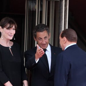 Il faut dire qu'elle l'avait rencontré à l'époque où Nicolas Sarkozy était président.
Nicolas Sarkozy et Carla Bruni (enceinte) - Dîner lors du sommet du G8 à Deauville au restaurant avec Silvio Berlusconi