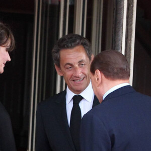 Pas forcément pour ses "idées, souvent combattues".
Nicolas Sarkozy et Carla Bruni (enceinte) - Dîner lors du sommet du G8 à Deauville au restaurant avec Silvio Berlusconi