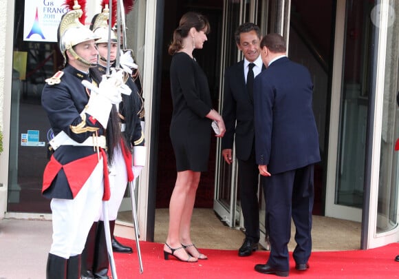 Pas forcément pour ses "idées, souvent combattues".
Nicolas Sarkozy et Carla Bruni (enceinte) - Dîner lors du sommet du G8 à Deauville au restaurant avec Silvio Berlusconi