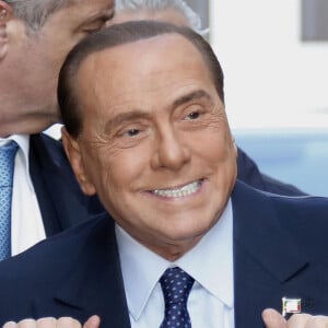 Silvio Berlusconi arrive au parlement pour participer à l'assemblée des parlementaires et des parlementaires européens du parti Forza Italia à Rome le 20 février 2019. 