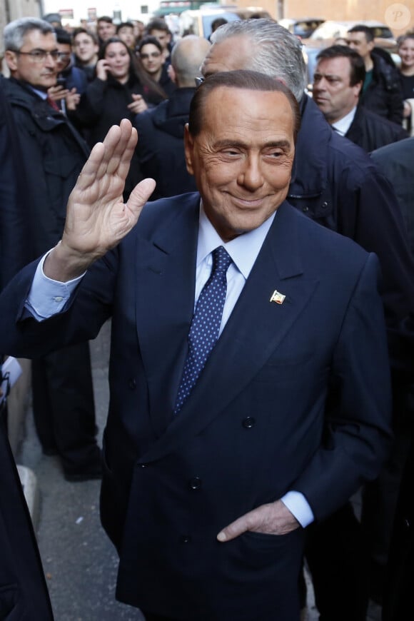 L'homme est salué pour son "parcours d'entrepreneur".
Silvio Berlusconi arrive au parlement pour participer à l'assemblée des parlementaires et des parlementaires européens du parti Forza Italia à Rome le 20 février 2019. 