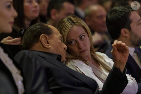 Ces derniers mois, Silvio Berlusconi était proche de Giorgia Meloni.
Silvio Berlusconi, Giorgia Meloni lors d'un meeting du parti Forza Italia à Milan, le 7 février 2023. 