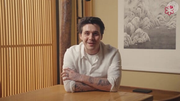 Brooklyn Beckham parle de sa passion pour la cuisine après avoir reçu des réactions négatives pour ses manuels de cuisine "désastreux". Dans une vidéo du Guide Michelin publiée sur son compte Instagram, l'aspirant chef de 24 ans a déclaré que le fait d'être dans la cuisine l'avait aidé à "se changer les idées". Il a également révélé les aliments préférés de son épouse Nicola Peltz tout en discutant de la "scène culinaire" de son terrain de jeu à Los Angeles. 